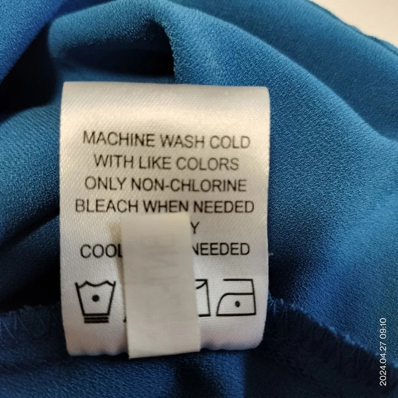 Mudpie Blue Ruffle Tie Neck Sleeveless size Medium Top Shirt - Picture 7 of 9